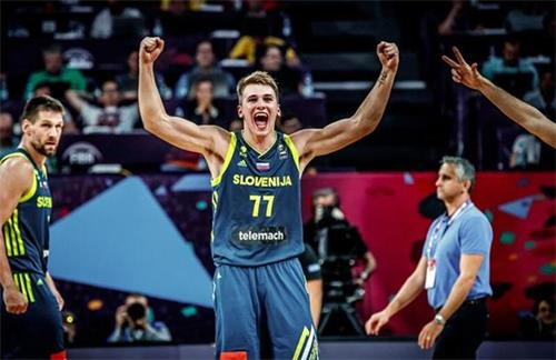 孔蒂：卡拉巴赫非常难对付，我对球队今天的表现很满意（孔蒂称卡拉巴赫难缠，对球队今日表现感到满意）