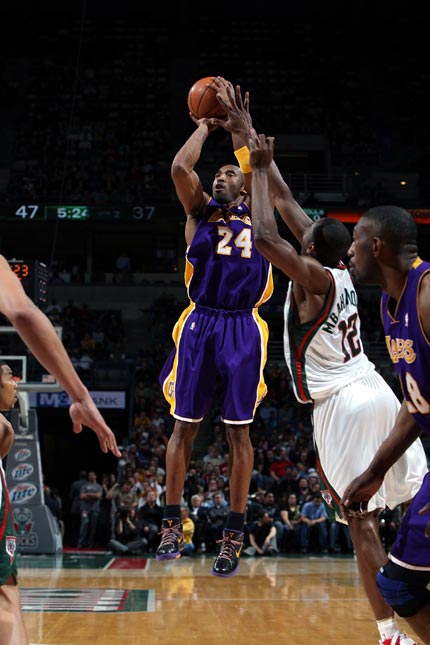 基米希穿充气南瓜装庆祝万圣节，德国队友劳姆赞其为“超模”（基米希穿充气南瓜服庆祝万圣节，德国队友劳姆直呼像超模）