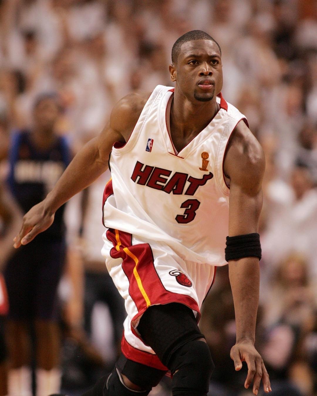 国米vs科莫首发：索默、泽林斯基先发，劳塔罗搭档图拉姆（国际米兰战科莫首发：索默、泽林斯基出战，劳塔罗联手图拉姆）