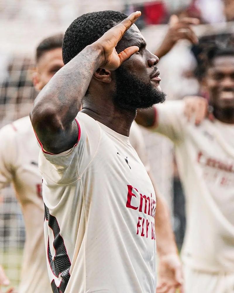 法尔克：很高兴球队能与红牛集团合作，有问题会与克洛普交谈（法尔克：欣见球队携手红牛集团，如有问题将与克洛普沟通）