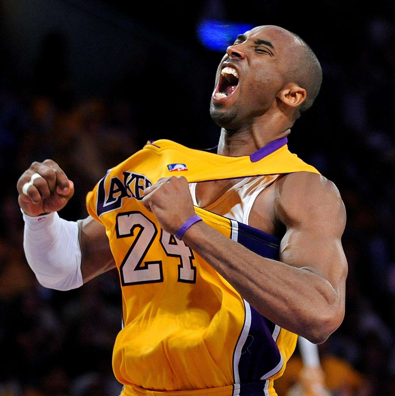 库里火力全开，斯普利特竭尽全力，比赛依旧胶着进行（库里手感炸裂，斯普利特拼到极致，比分始终胶着）