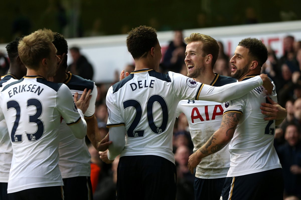 詹姆斯失误频出，湖人半场战平太阳（詹姆斯失误不断，湖人半场与太阳打成平手）