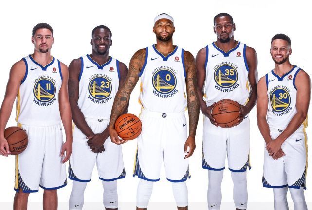 三代校友聚绿茵 上海交大的这一场校友足球赛乐趣多（三代校友齐聚绿茵，上海交大这场足球赛趣味十足）