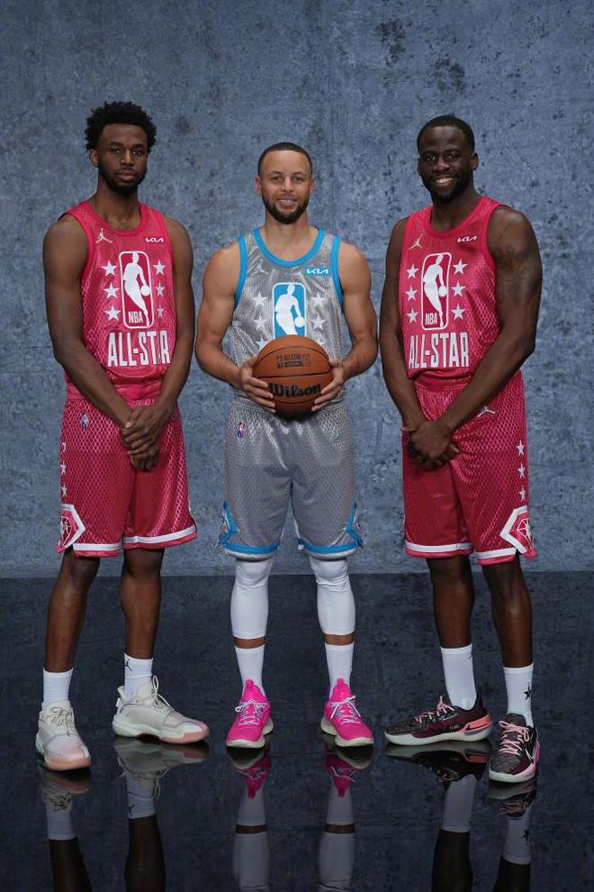 骑士主帅：和管理层间没有指手画脚式的沟通，大家都齐心协力（骑士主帅：与管理层沟通不指手画脚，球队上下同心协力）