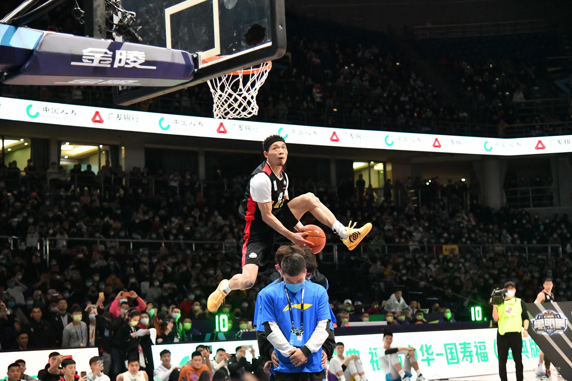 戈登：比赛尾声被勒沃库森扳平，真的让人很难接受（戈登：终场前遭勒沃库森追平，令人难以接受）