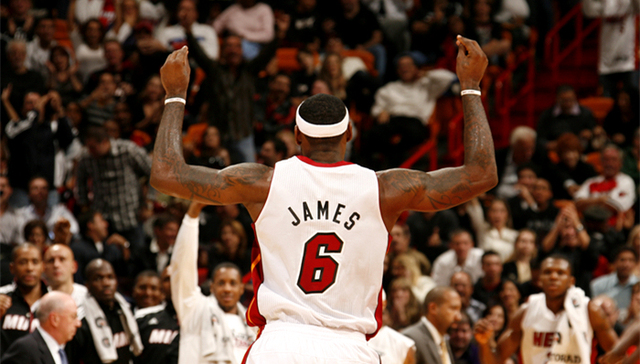 互相喂饭一起吐饼！湖人火箭两队不断出现失误 场面一团乱（湖人火箭互送失误，场面乱成一锅粥）