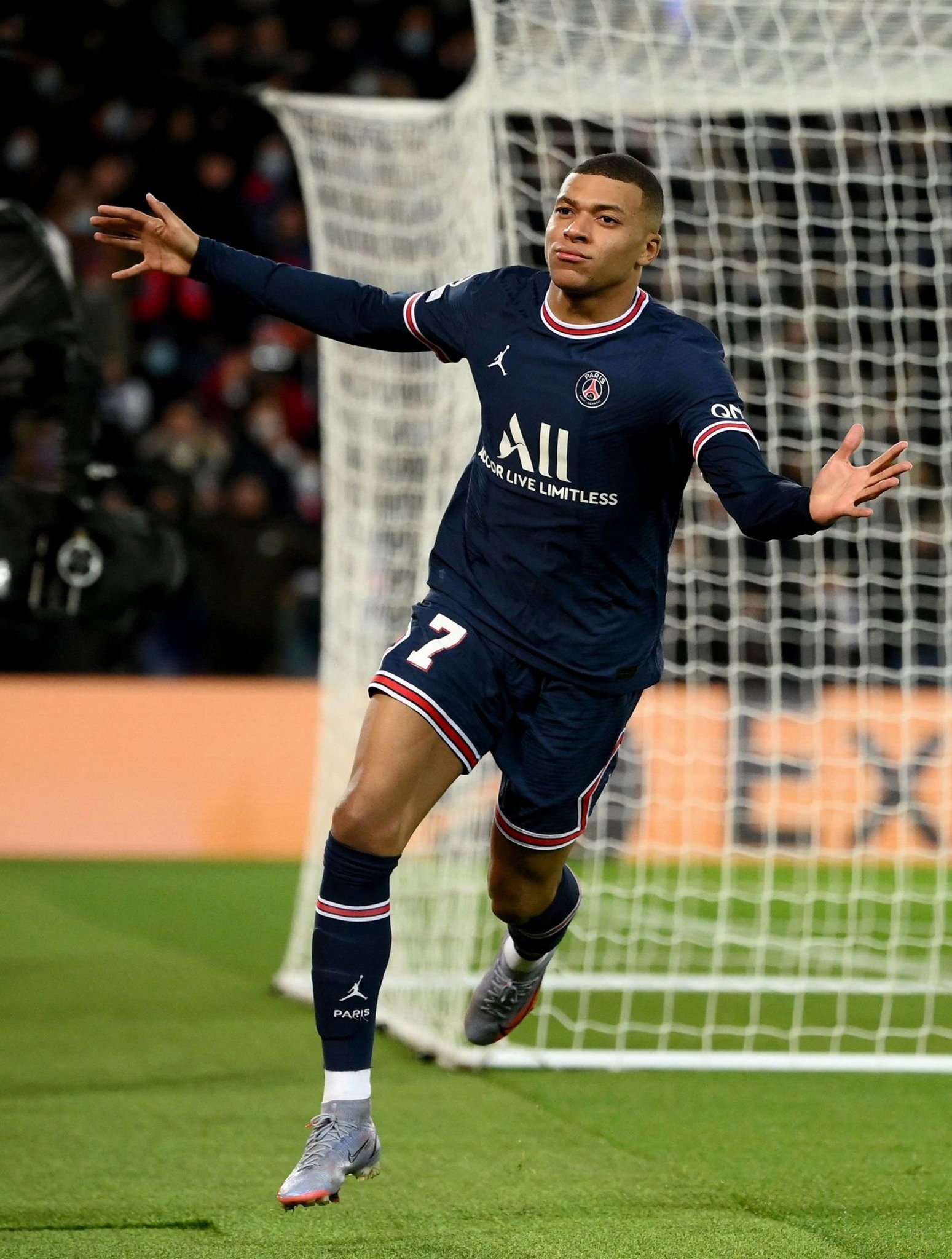 掘金约基奇豪取三双助球队连胜（约基奇砍下三双率掘金延续连胜）