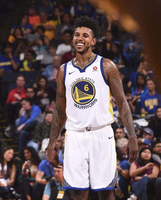 欧文突破防守造成杀伤，制造罚球（欧文强突造犯规，站上罚球线）