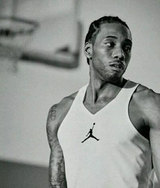 萨里：VAR工作区可以放到替补席对面，否则容易造成冲突（萨里建议将VAR区域设在替补席对侧，以免引发冲突）