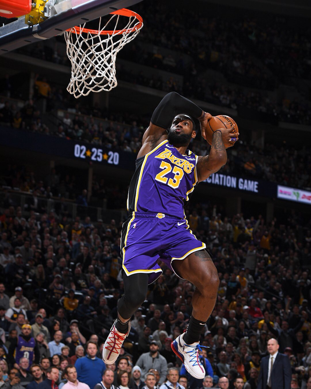 热刺街头绘制孙兴慜壁画迎接欧冠回归（热刺以街头孙兴慜壁画迎接欧冠重返）