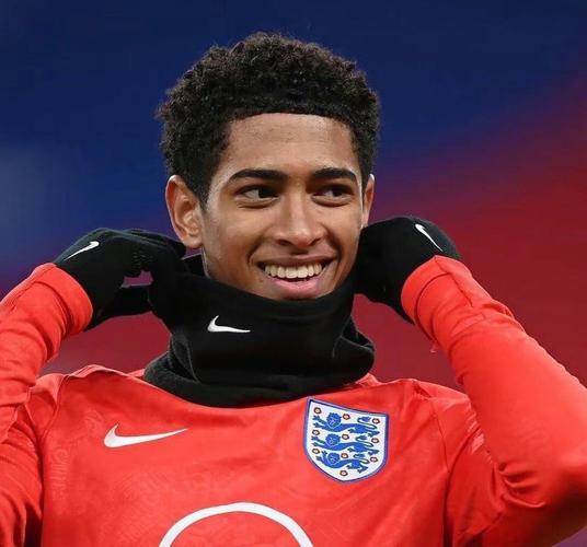 那一脚出去，全场屏住呼吸（这一脚踢出，全场屏息凝神）