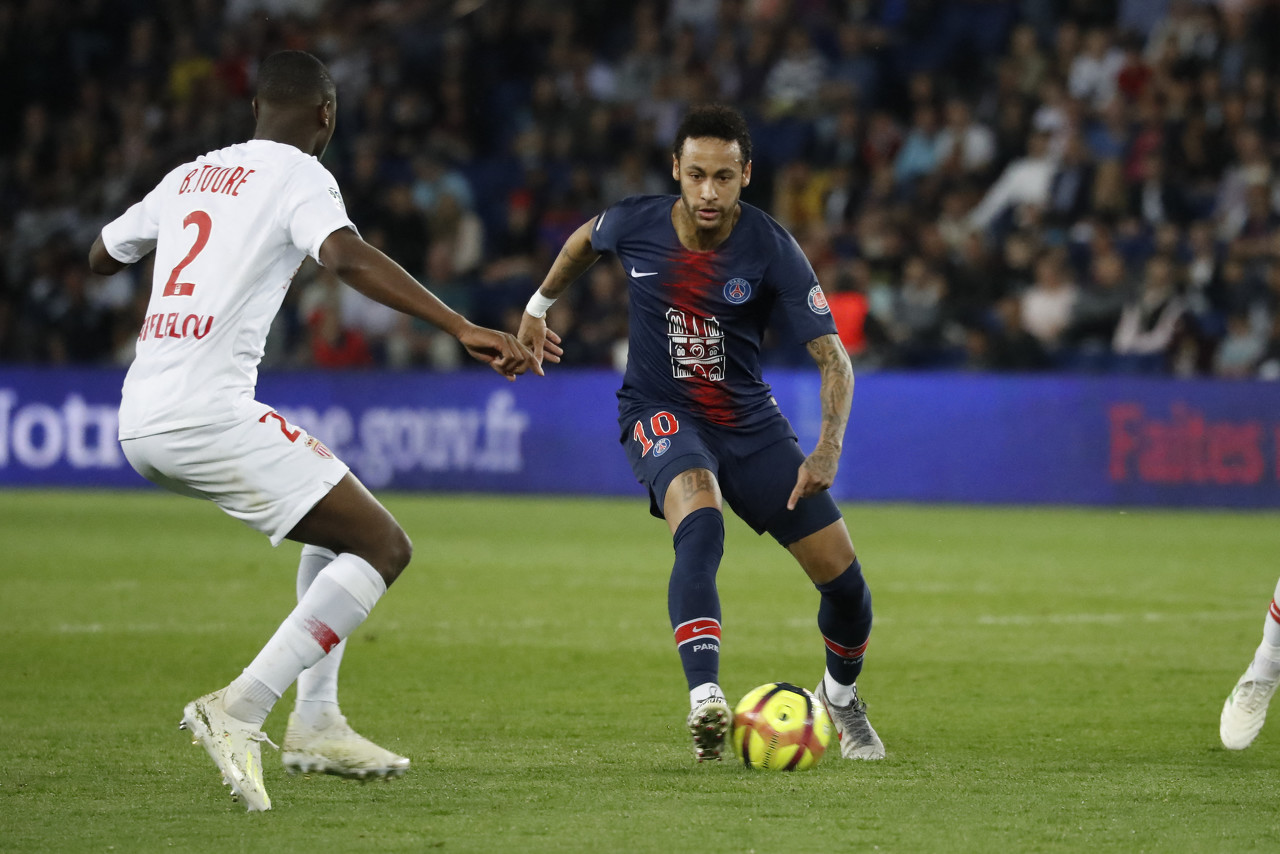 罗体：斯帕莱蒂重回那不勒斯全程遭嘘，球迷不原谅他执教尤文（罗马体育报：斯帕莱蒂重返那不勒斯遭全场嘘声，球迷仍因其执教尤文难以原谅）