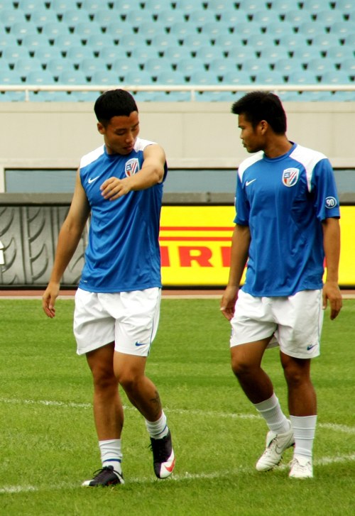 马格德堡球员庆祝进球，不幸跌入2.7米深的沟中但安全逃出（马格德堡球员进球庆祝时失足坠入2.7米沟，所幸安然脱险）