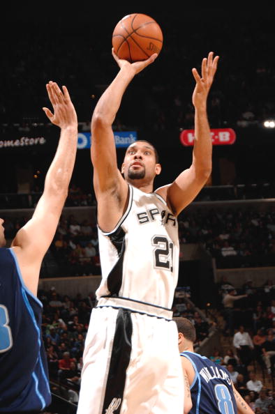 后卫身体对抗强度惊人，主帅盛赞（后卫对抗硬度爆表，主帅力赞）