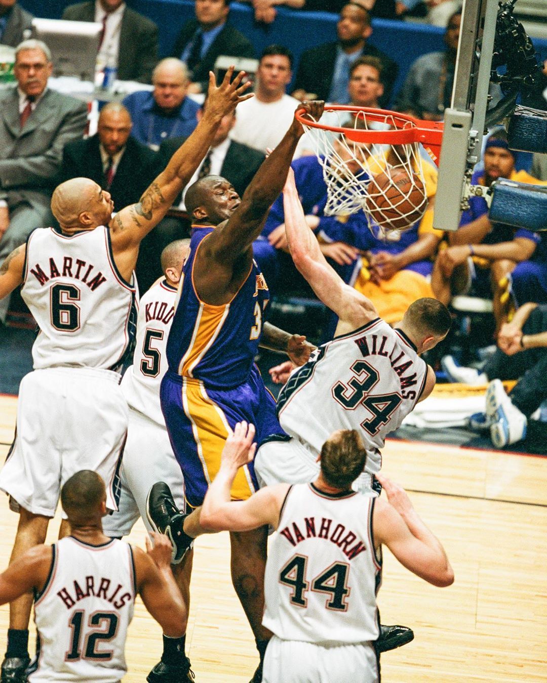 阿里纳斯： KD两个冠军是抱团来的，库里才是实打实的四个总冠军！（阿里纳斯：杜兰特两冠靠抱团，库里四冠货真价实）