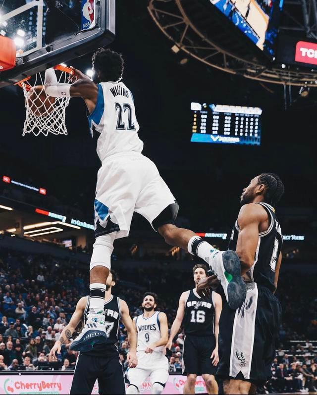 谁说不回防？老詹飞身追帽直接摔出场外 伊森进攻犯规火箭挑战失败（谁说老詹不回防？詹姆斯飞身追帽摔出场外，伊森进攻犯规火箭挑战未果）