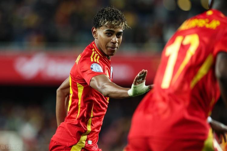 图片报：于帕梅卡诺向拜仁要2000万欧年薪+2000万签字费（《图片报》：于帕梅卡诺向拜仁索要2000万欧元年薪及2000万欧元签字费）