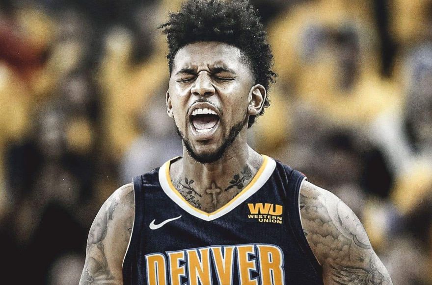 远在迈阿密心系罗马，托蒂和坎德拉用手机观看老东家焦点大战（托蒂、坎德拉身在迈阿密仍关注罗马，用手机追看老东家焦点战）