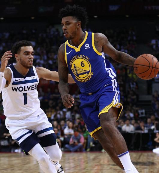 名记：字母哥与队友召开会议，呼吁全队无视外界杂音（名记：字母哥组织队内会议，号召全队忽略外界噪音）