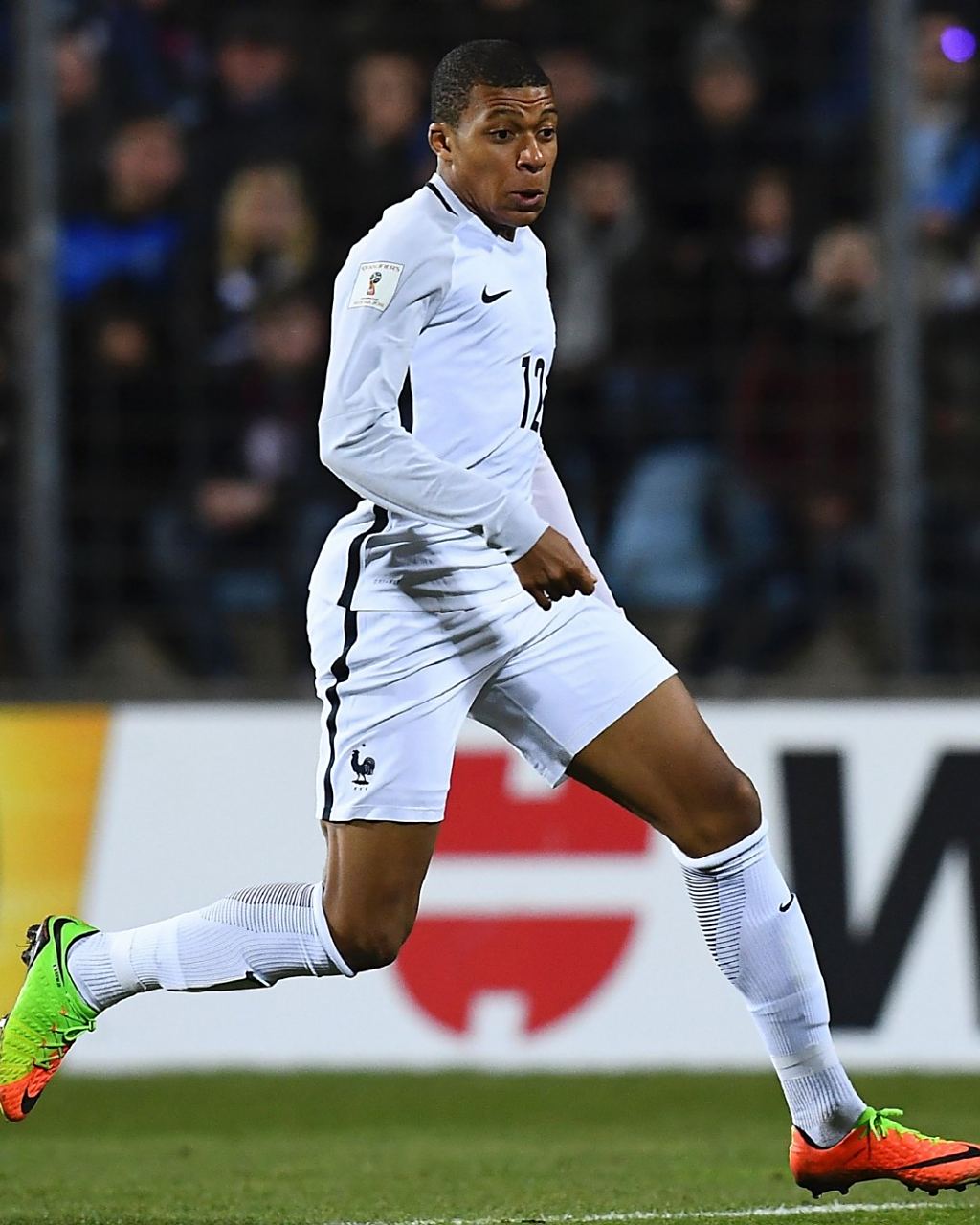 剑南春｜巴萨5-3贝蒂斯迎西甲6连胜，费兰戴帽，亚马尔点射（剑南春｜巴萨5-3击退贝蒂斯收获西甲六连胜：费兰帽子戏法，亚马尔点射破门）